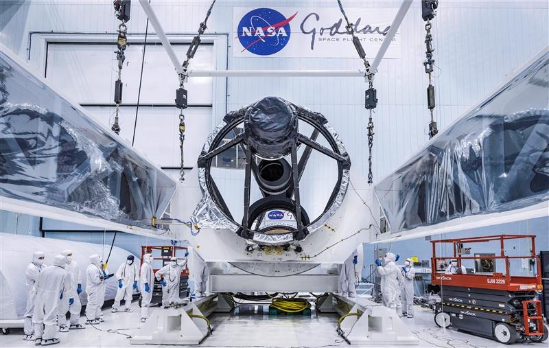A Roman optikai távcsőegysége a NASA Goddard Űrközpontjának tisztaszobájában, szerelés közben.